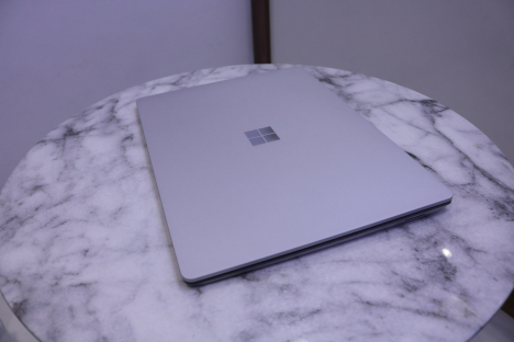 Surface Laptop 2 ( i5/8GB/256GB ) 5
